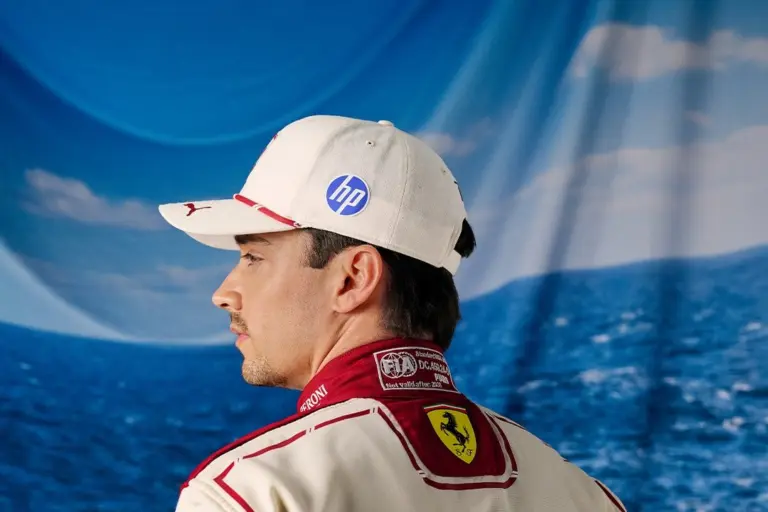 Különleges színekben léphet a McLaren és a Mercedes nyomdokaiba a Ferrari (képek, videó)