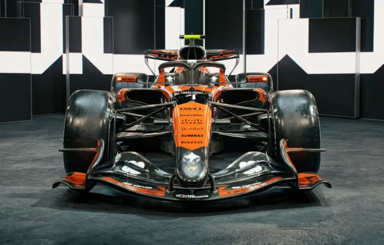 Összecsaptak a McLaren valaha volt legjobb pilótái, Räikkönen már a nyolc között búcsúzott