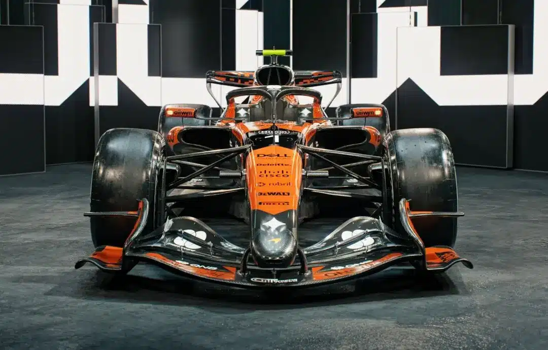 Összecsaptak a McLaren valaha volt legjobb pilótái, Räikkönen már a nyolc között búcsúzott