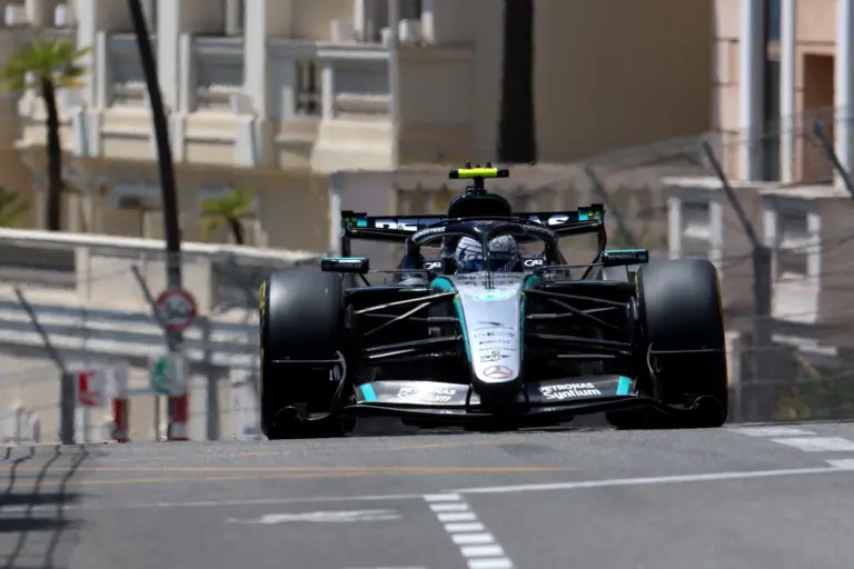 Összetört egy autó és kihívót kapott a Ferrari a Monacói Nagydíj harmadik szabadedzésén