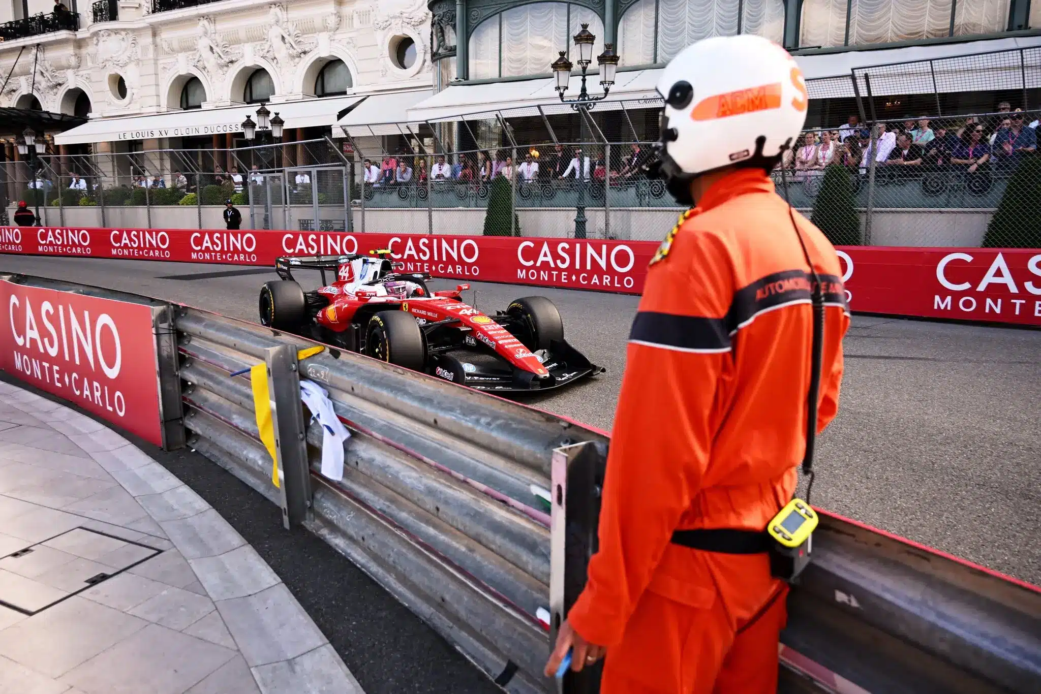 Hamilton és Leclerc helyet cserélt, Norris idő előtt kiszállt a Monacói Nagydíj második edzésén
