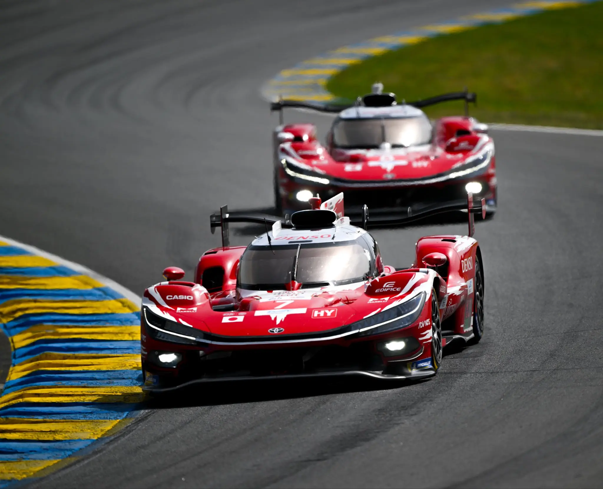 A Toyota a 15. rajthelyről az élre lőtt, két Ferrari is ütközött még az est leszállta előtt a Le Mans-i 24 óráson
