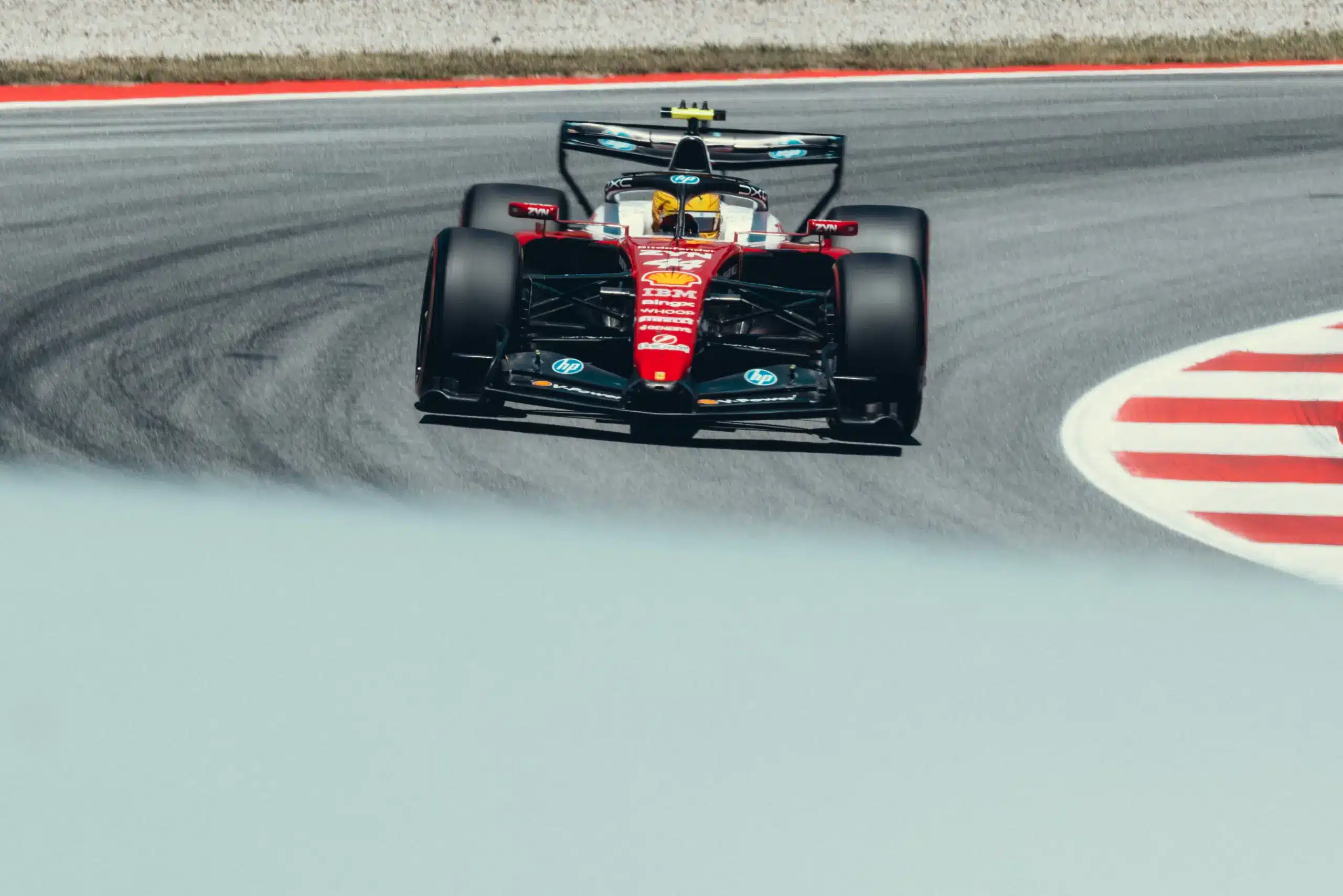 Videón, ahogy a Mercedes-motor szelleme szó szerint kísérti Hamiltont