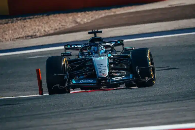 Verstappenék hajrája kevés volt a változatos futamon, Russell az idénynyitó óta először nyert nagydíjat