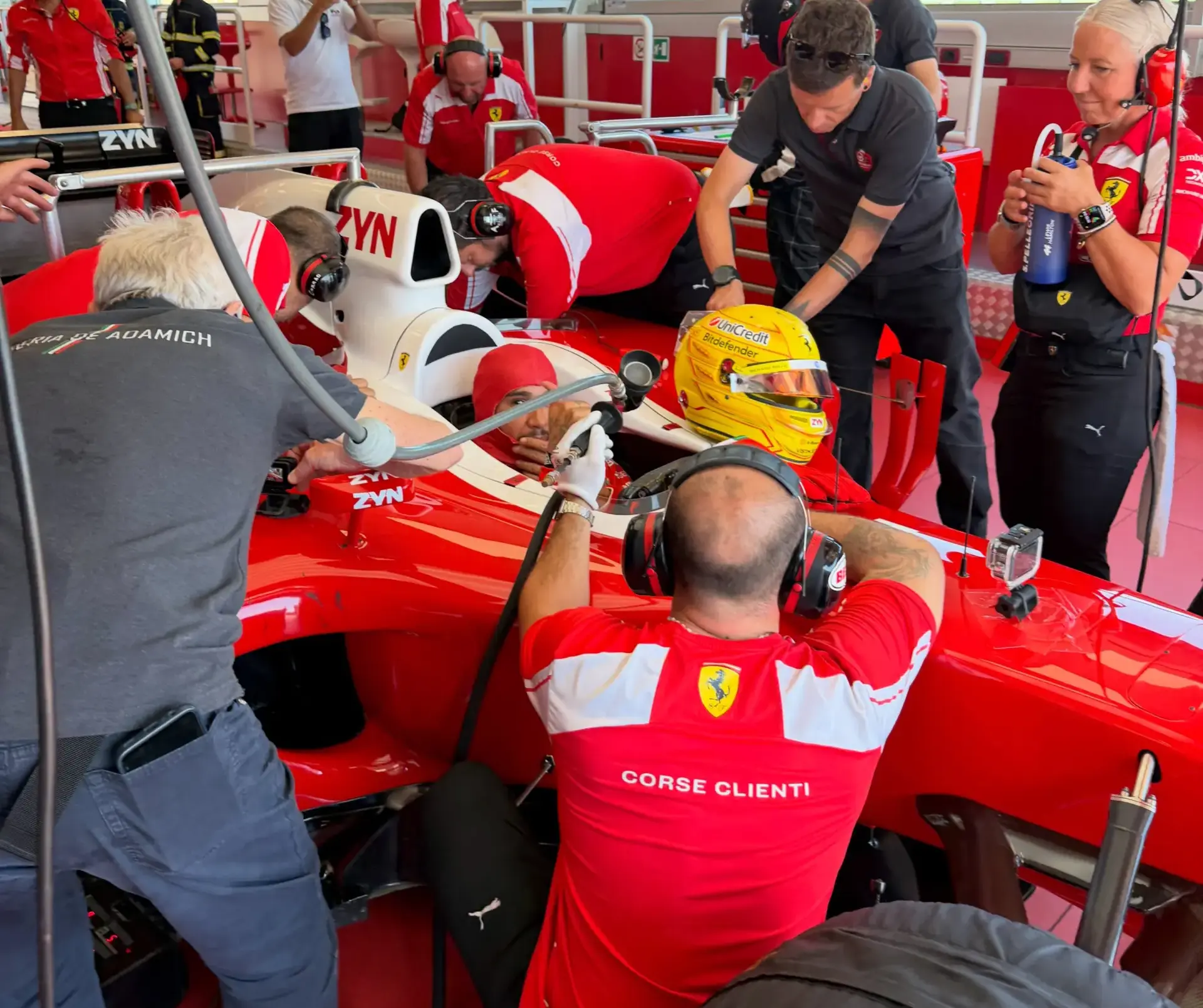 Hamilton olyan autót vezetett, amiben Schumacher Ferrarijának V10-es motorja üvölt (videó)