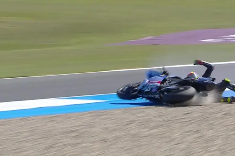 Kórházba szállították a MotoGP egyik nagy balesetének érintettjét, márkatársát megbüntették