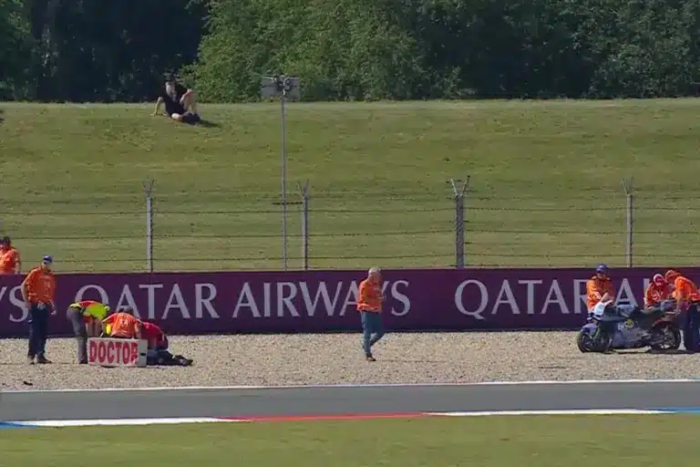 Ketten is nagyot buktak a MotoGP asseni edzésén, ismét Bezzecchi volt a leggyorsabb