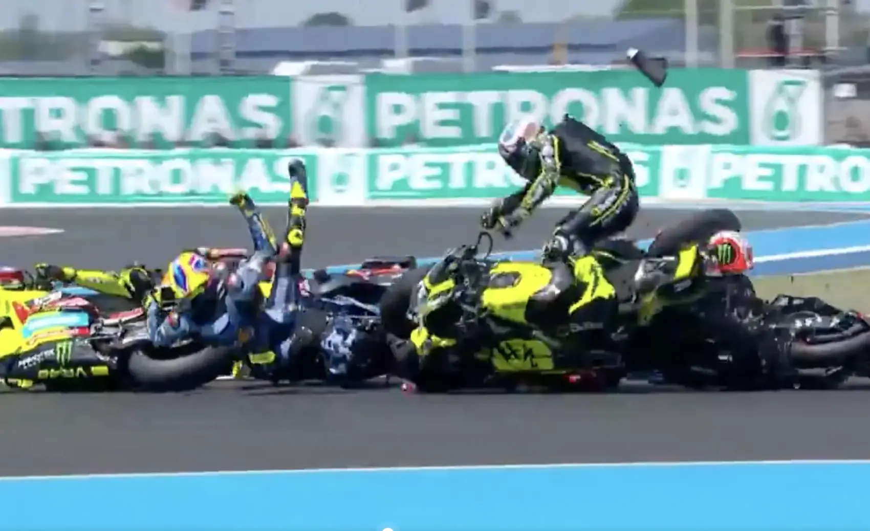 Tömegbalesettel indult a MotoGP Magyar Nagydíj, a vb első három helyezettje bukott (videó)