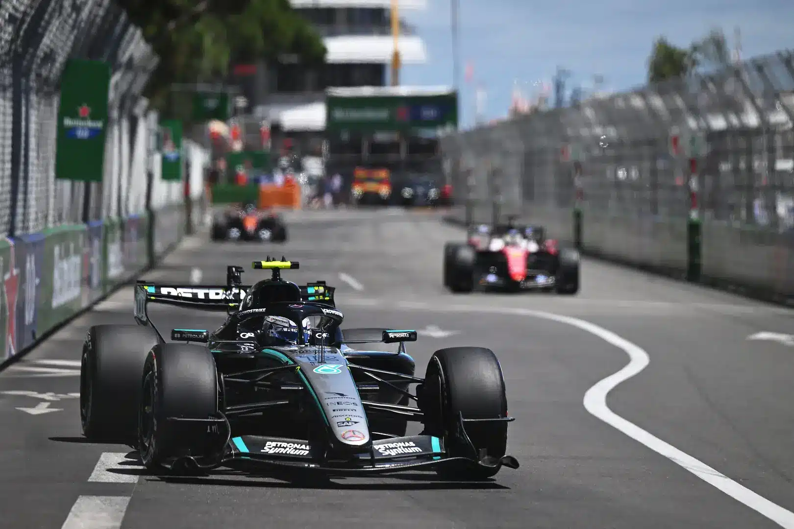Ennyit a Ferrari-fölényről, Antonelli újra a pole-ban, Leclerc falnak ment az időmérő végén