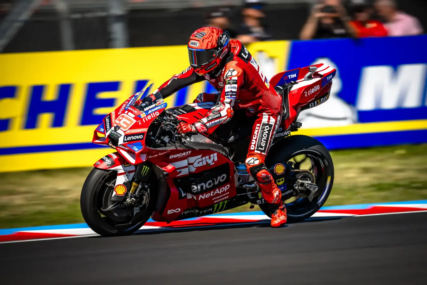 Nagy rajtbaleset után Marc Márquez szép csatában szerezte meg 100. győzelmét a Magyar Nagydíjon