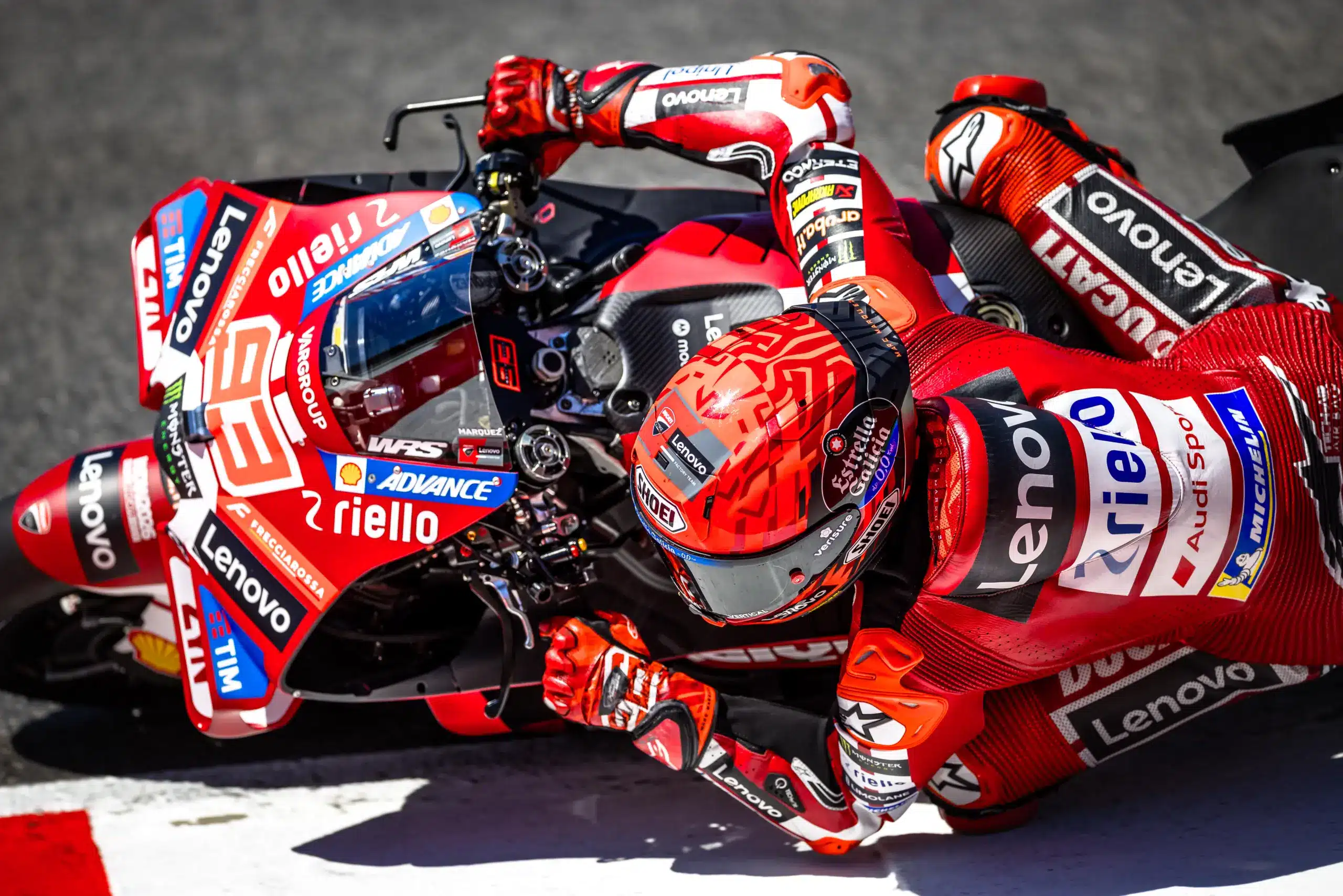 Marc Márquez a kavicságyban és az élen nyitott, Martín alatt megállt az Aprilia