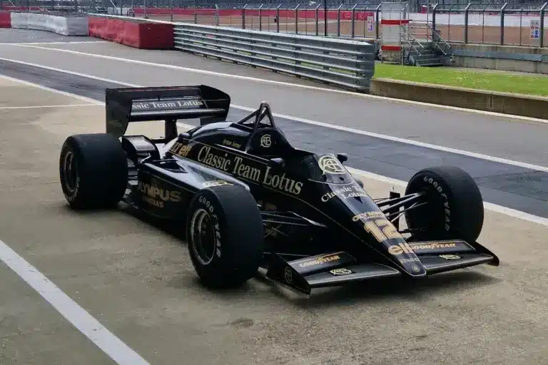 Nosztalgia a javából: ismét pályára vitték Senna első futamgyőztes F1-es autóját (videók)