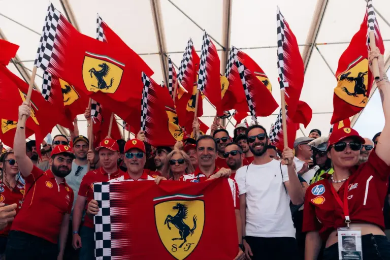 Hamilton és a Ferrari történelmi első közös győzelmének krónikája