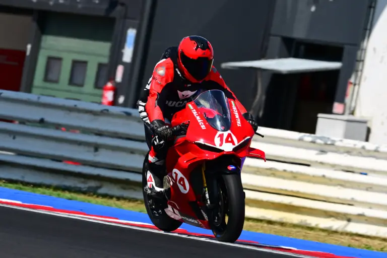 Talmácsi futamot vezetett fel, Bulega indul a pole-ból a Ducati hagyományos buliversenyén