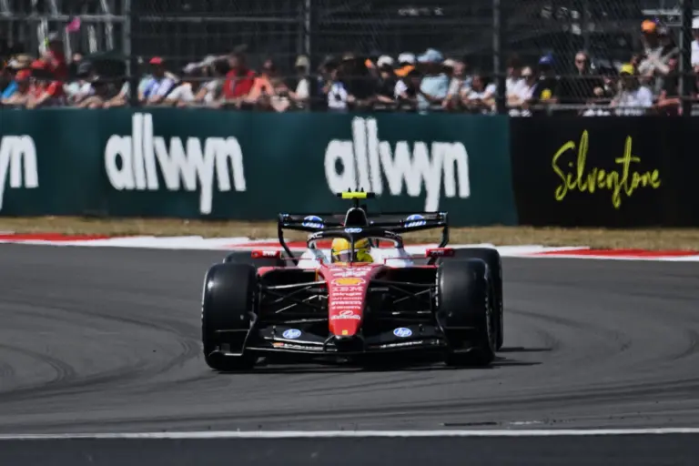 A Ferrari és Hamilton kezdte a legjobb formában a Brit Nagydíjat