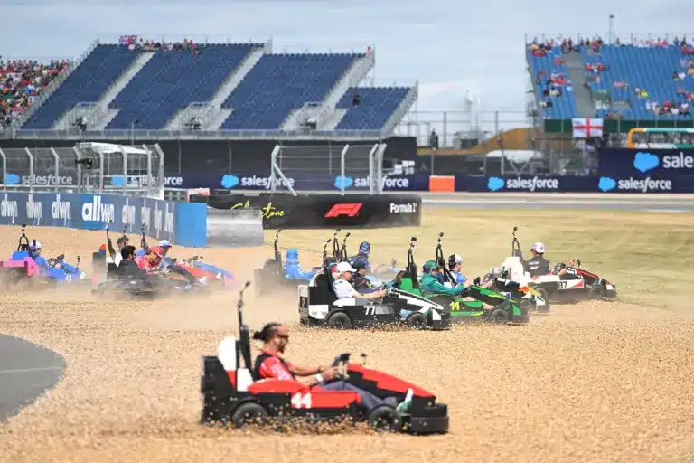 Elszabadult a káosz, a mezőny harmada a kavicságyban ragadt az F1-es Lego-versenyen