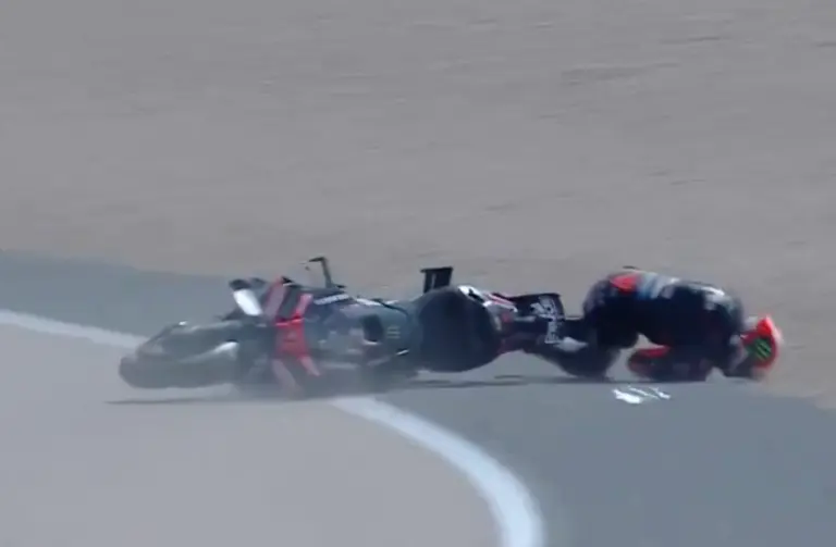 Marc Márquez a testvére előtt a pole-ban, Bezzecchi újabb ijesztő balesetet szenvedett