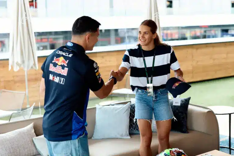 Könnyekig hatódott a magyar sportolólány: F1-es pilóta közölte vele, hogy csapattársak lettek
