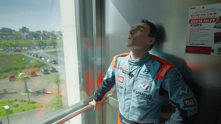 Magyar lelemény? Michelisz lifttel oldotta meg a rohanós feladatot