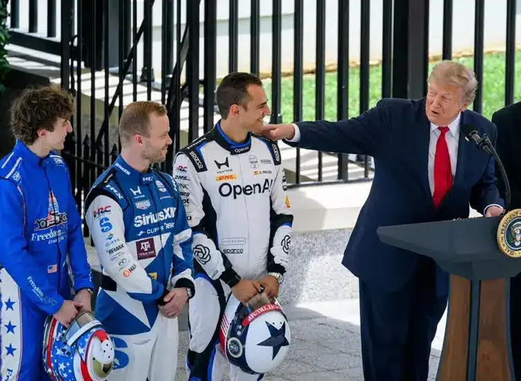 Tényleg Trump ül majd a felvezetőautóban a házi autóversenyén?