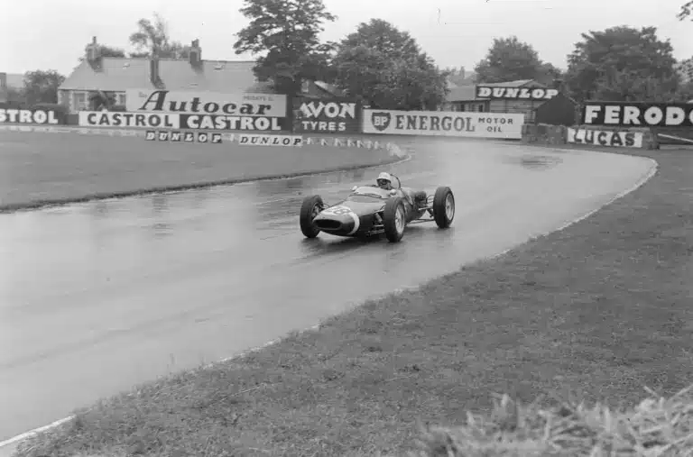 Hogyan versenyezhetett egy F1-es pilóta egy futamon két különböző gyártó autójával?