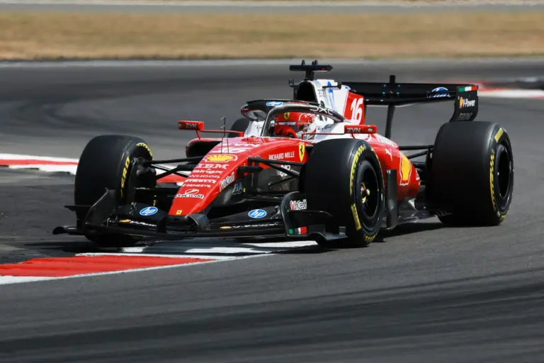 Leclerc megnyerte a Brit Nagydíjat a Ferrarinak, Antonellit nagy csapás érte, Verstappen kiesett