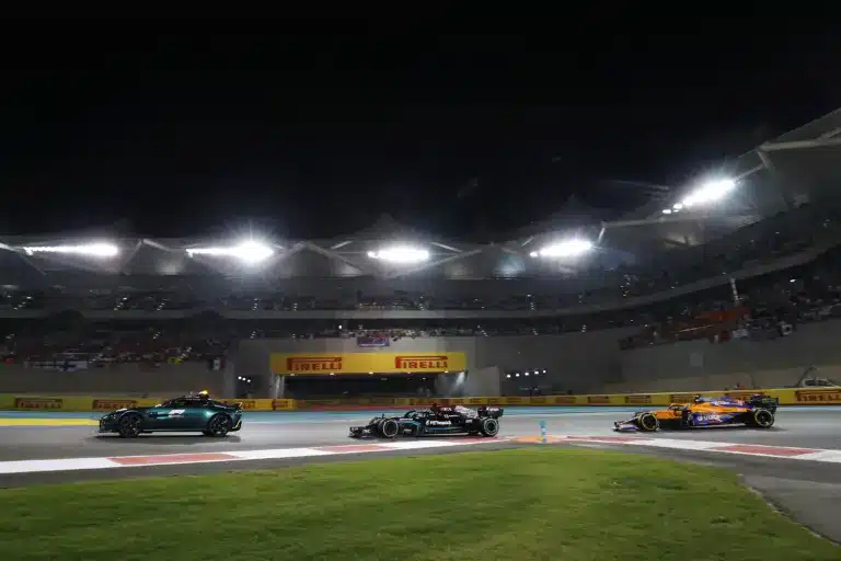 Forma-1, biztonsági autó, Lewis Hamilton, Mercedes, Lando Norris, McLaren, Abu-dzabi Nagydíj 2021, futam
