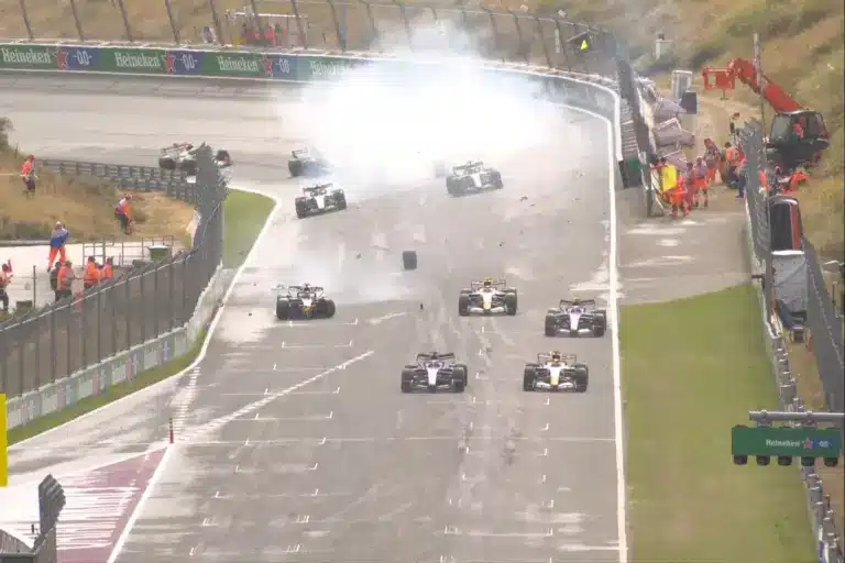 Óriási balesettel indult a Holland Nagydíj, Verstappen csúnyán összetörte a Red Bullt (videó)