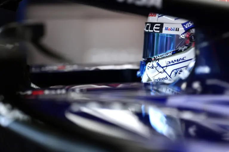 Verstappen betegen versenyez, de ez nem akadályozta meg, hogy beszóljon Russellnek