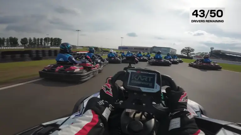 Abszolút tömegnyomor: meg tud előzni egy F1-es pilóta 50 amatőr gokartost 10 perc alatt?
