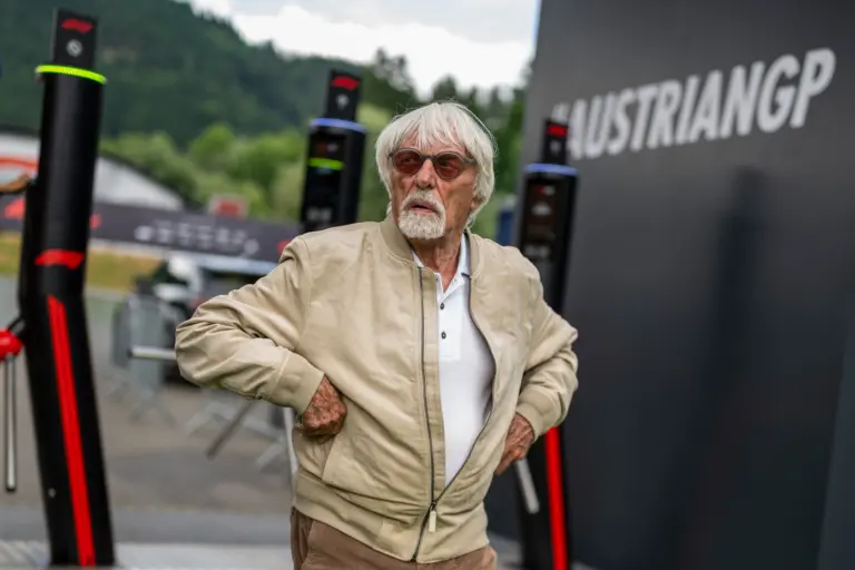 Fegyver volt Ecclestone-nál, letartóztatták a reptéren – elmondta, mit akart vele lelőni