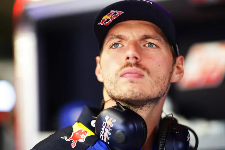 Úgy tűnik, mintha Verstappen Tsunodát kritizálná, pedig nem, hiszen tudjuk, hogy mit…