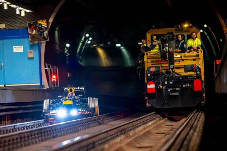 Amikor várod a metrót, de Forma–1-es autó jön helyette